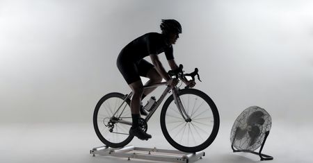 Domowy trening na rowerze. Jak wybrać trenażer?