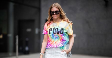 Tie-dye krok po kroku. Przygotuj się na powrót hippisowskich wzorów i kolorów