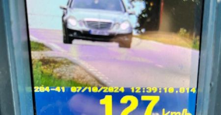 Za szybko, za wściekle. 24-latek stracił prawo jazdy za nadmierną prędkość. Dostał też srogi mandat