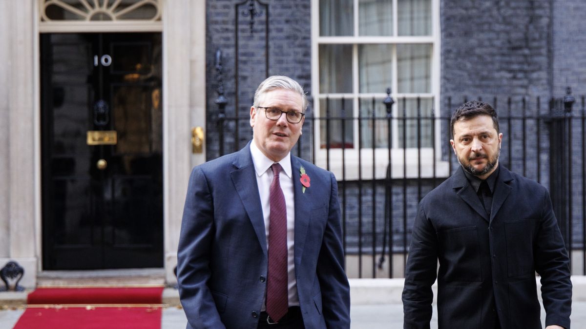 Brytyjski premier Keir Starmer i prezydent Ukrainy Wołodymyr Zełenski podczas spotkania koalicji chętnych