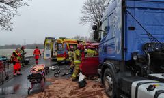 Zderzenie samochodu ciężarowego z busem. Jedna ofiara śmiertelna
