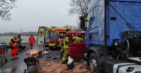 Zderzenie samochodu ciężarowego z busem. Jedna ofiara śmiertelna