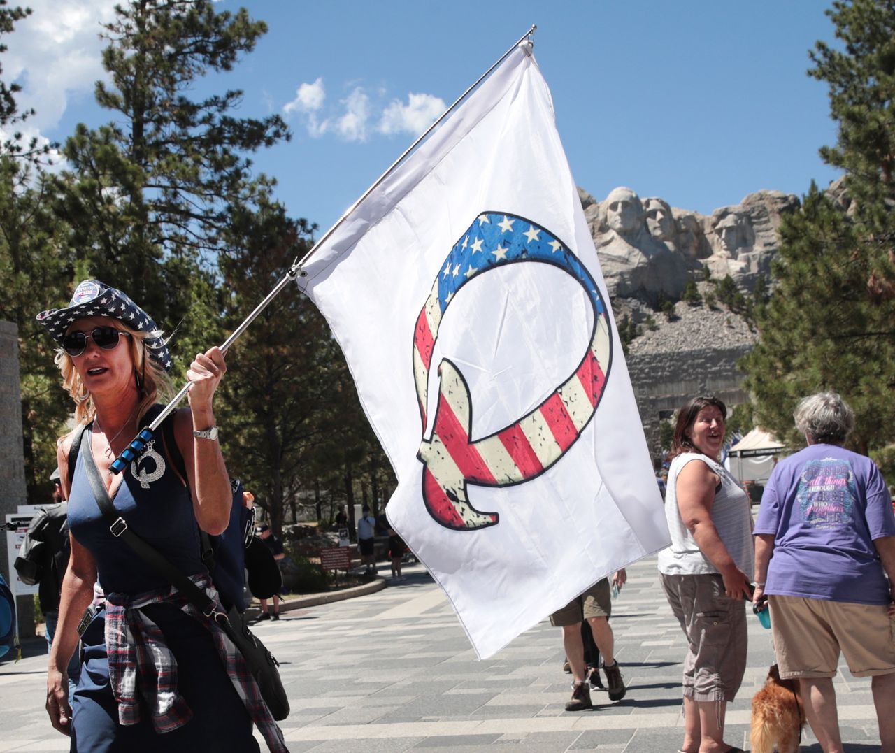 Zwolennik Donalda Trumpa z flagą z logo QAnon