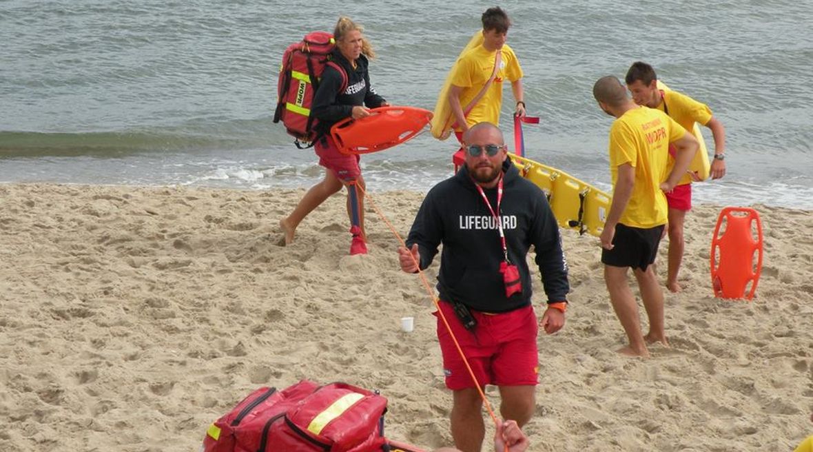 Przemysław Regulski  (w okularach przeciwsłonecznych) na plaży we Władysławowie