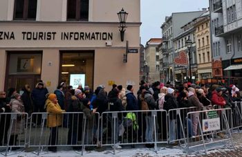 "Człowiek na człowieku". Ogromne tłumy w Toruniu