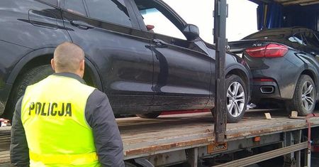 Chcieli kupić drogie auta z zagranicy, stracili pieniądze. Policja zatrzymała 21 osób