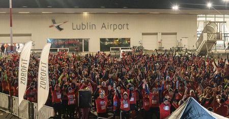Biegacze znowu pobiegną nocą po płycie lotniska w Świdniku. Ruszyły zapisy na Skywayrun Lublin Airport 2025