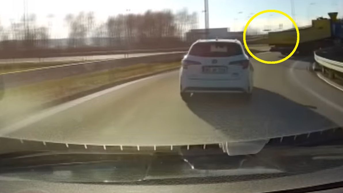 Ładunek wypadł z ciężarówki