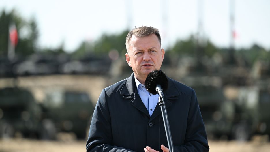 Nowa Dęba, 11.10.2023. Minister obrony narodowej Mariusz Błaszczak podczas wypowiedzi dla mediów w trakcie uroczystości zatwierdzenia umów zbrojeniowych na nowy sprzęt dla Wojska Polskiego na terenie Ośrodka Szkolenia Poligonowego Wojsk Lądowych w Nowej Dębie, 11 bm. Szef resortu obrony podsumował proces modernizacyjny Sił Zbrojnych RP oraz wręczył certyfikaty dowódcom pułków 18. Dywizji Zmechanizowanej. (amb) PAP/Darek Delmanowicz