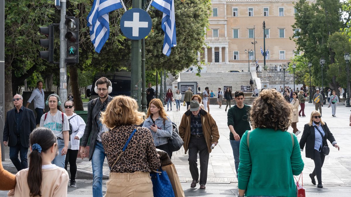 ATHENS, GREECE - 2025/04/24: A small crowd of Greek commuters at a busy pedestrian crossing near Syntagma Metro Station in downtown central Athens. (Photo by John Wreford/SOPA Images/LightRocket via Getty Images)