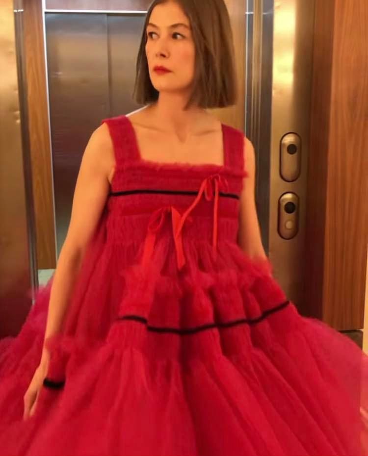 Złote Globy 2021: Rosamund Pike