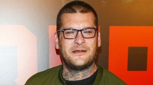 "Pomogłem mu odejść z tego świata". Teraz Popek śpiewa o śmierci ojca