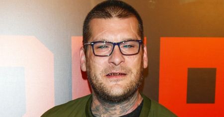 "Pomogłem mu odejść z tego świata". Teraz Popek śpiewa o śmierci ojca