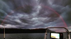 Niezwykła tęcza nad jeziorem. Nagranie z Finlandii