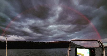 Niezwykła tęcza nad jeziorem. Nagranie z Finlandii