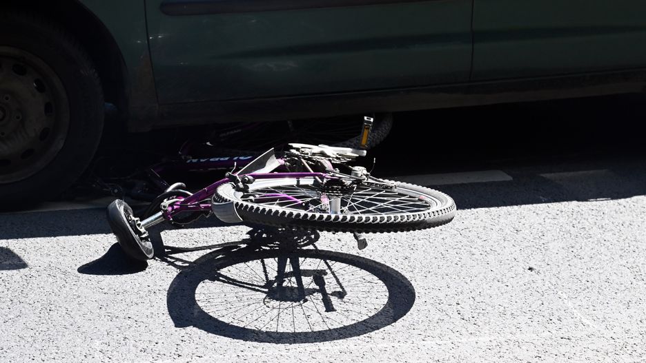 Tragiczny wypadek. Audi zmiotło dwie rowerzystki