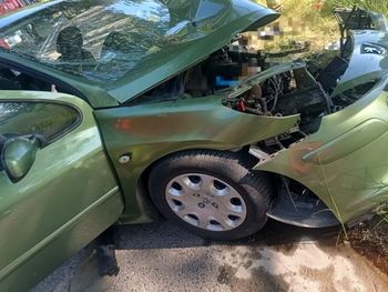 Kętrzyn: Samochód wypadł z drogi i uderzył w drzewo. Zginęła pasażerka, kierowca zabrany do szpitala