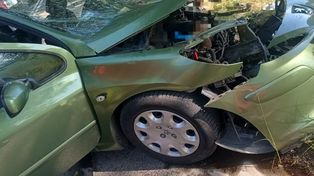 Kętrzyn: Samochód wypadł z drogi i uderzył w drzewo. Zginęła pasażerka, kierowca zabrany do szpitala