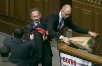 Bójka w ukraińskim parlamencie: Poseł próbował znieść premiera z mównicy!