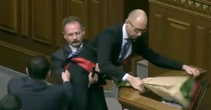 Bójka w ukraińskim parlamencie: Poseł próbował znieść premiera z mównicy!