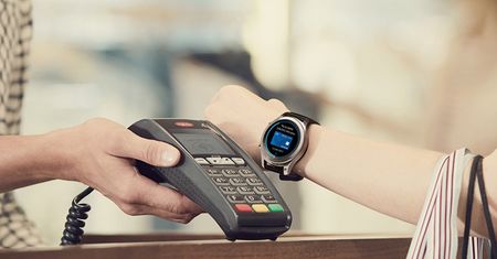 Polacy uwielbiają płacić smartwatchami. Liderzy rynku mają to gdzieś