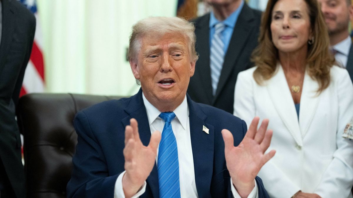 Podpisanie Secure America Act przez Donalda Trumpa
US President Donald Trump gives remarks during a signing ceremony for the ?Secure America Act" in the Oval Office of the White House in Washington, DC, US, on Wednesday, June 10, 2026. President Donald Trump prevailed after dissident Republican lawmakers abandoned an effort to leverage a $70 billion spending package to prevent him from reviving a payout fund for political allies who say they were unfairly targeted by the Biden administration. Photo by Aaron Schwartz/Pool/ABACAPRESS.COM
Pool/ABACA