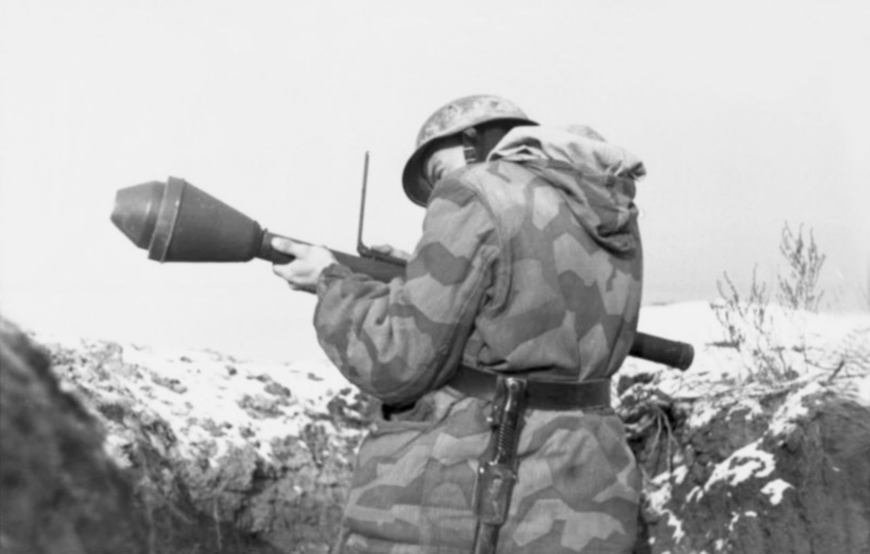 Niemiecki żołnierz z granatnikiem Panzerfaust