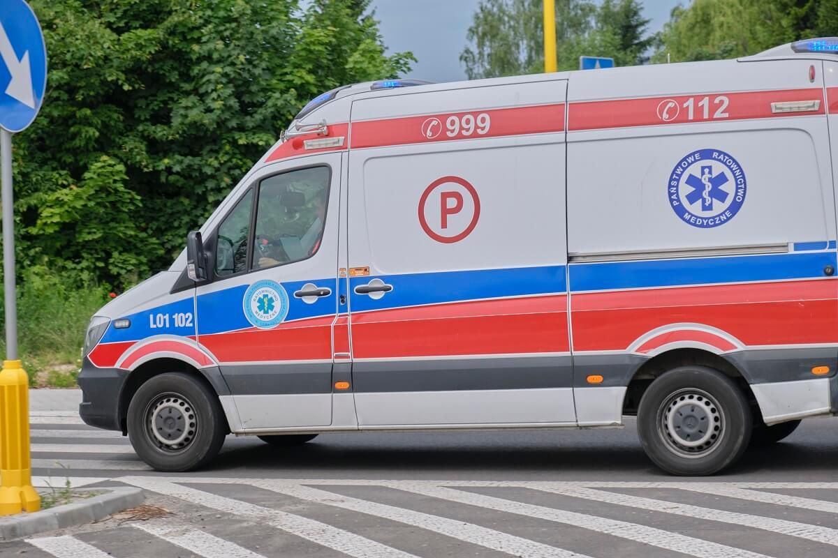 Karetka pogotowia ratunkowego na sygnałach