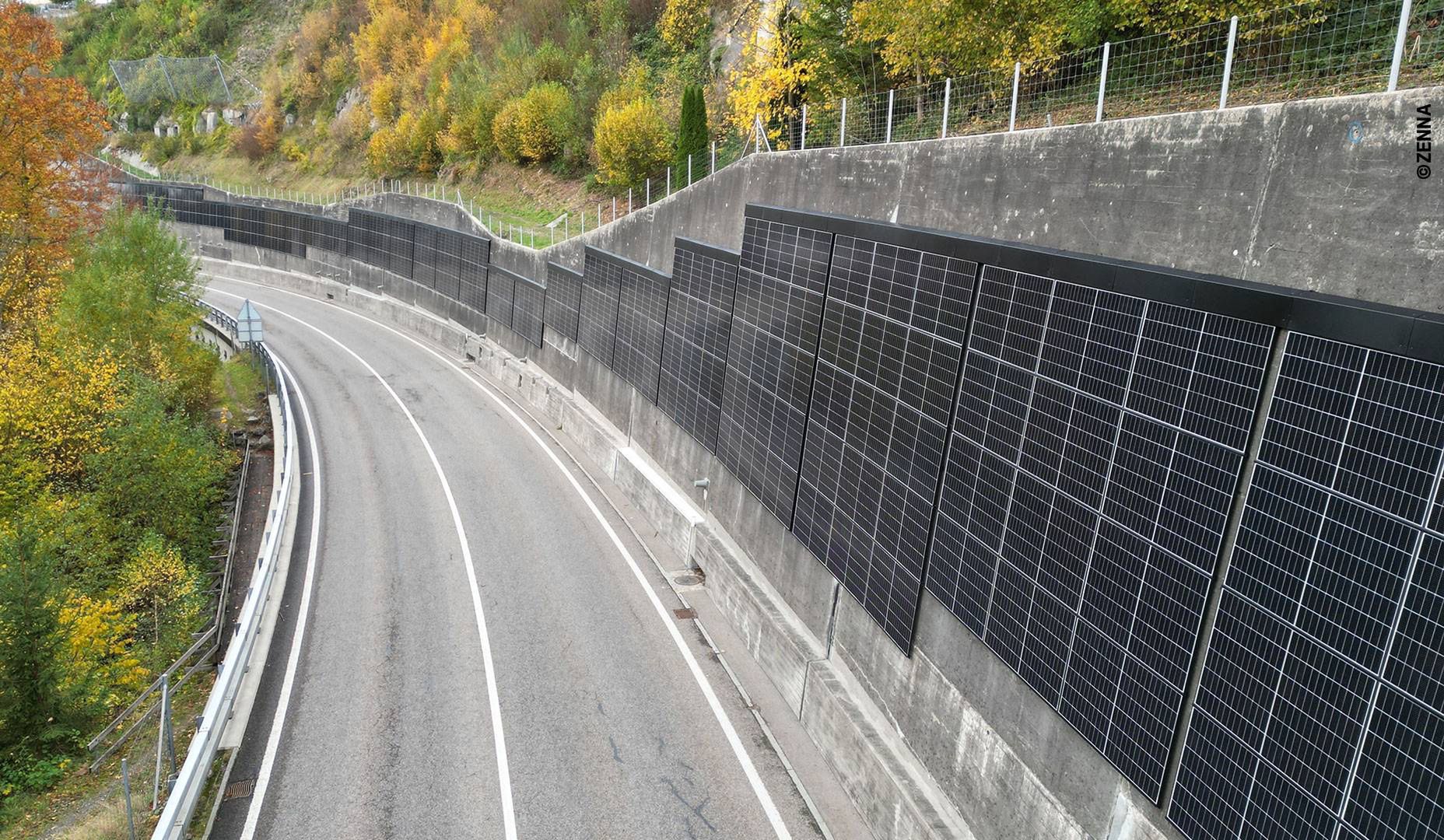 Ściana fotowoltaiczna. Fotowoltaika przy drodze