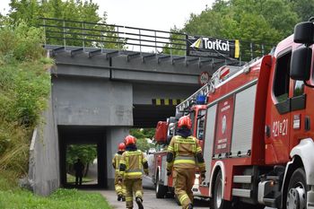 Chorzów: Wiadukt zagraża kierowcom. Odłamek spadł na samochód
