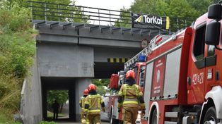 Chorzów: Wiadukt zagraża kierowcom. Odłamek spadł na samochód