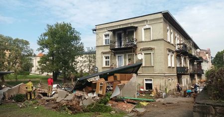 Tynki do skucia, podłogi do zdarcia. Oto pierwsze kroki po wejściu do zalanego domu