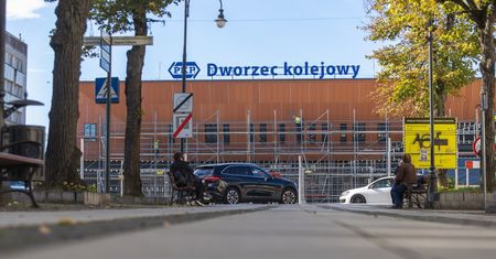 Przez lata straszył i przypominał czasy PRL-u. Miasto na Pomorzu z nowym dworcem