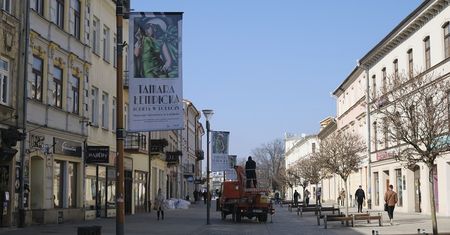 Miasto promuje wystawę Tamary Łempickiej na deptaku. Partnerstwo za 100 tys. złotych