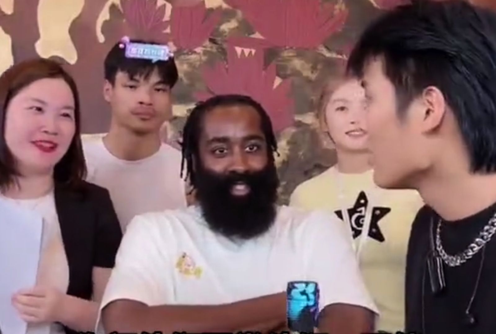 James Harden (w środku) sprzedał 10 tys. butelek wina