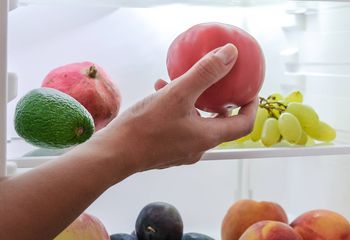 Tak przechowuję pomidory. Dłużej są świeże i nie pleśnieją