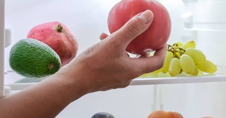 Tak przechowuję pomidory. Dłużej są świeże i nie pleśnieją