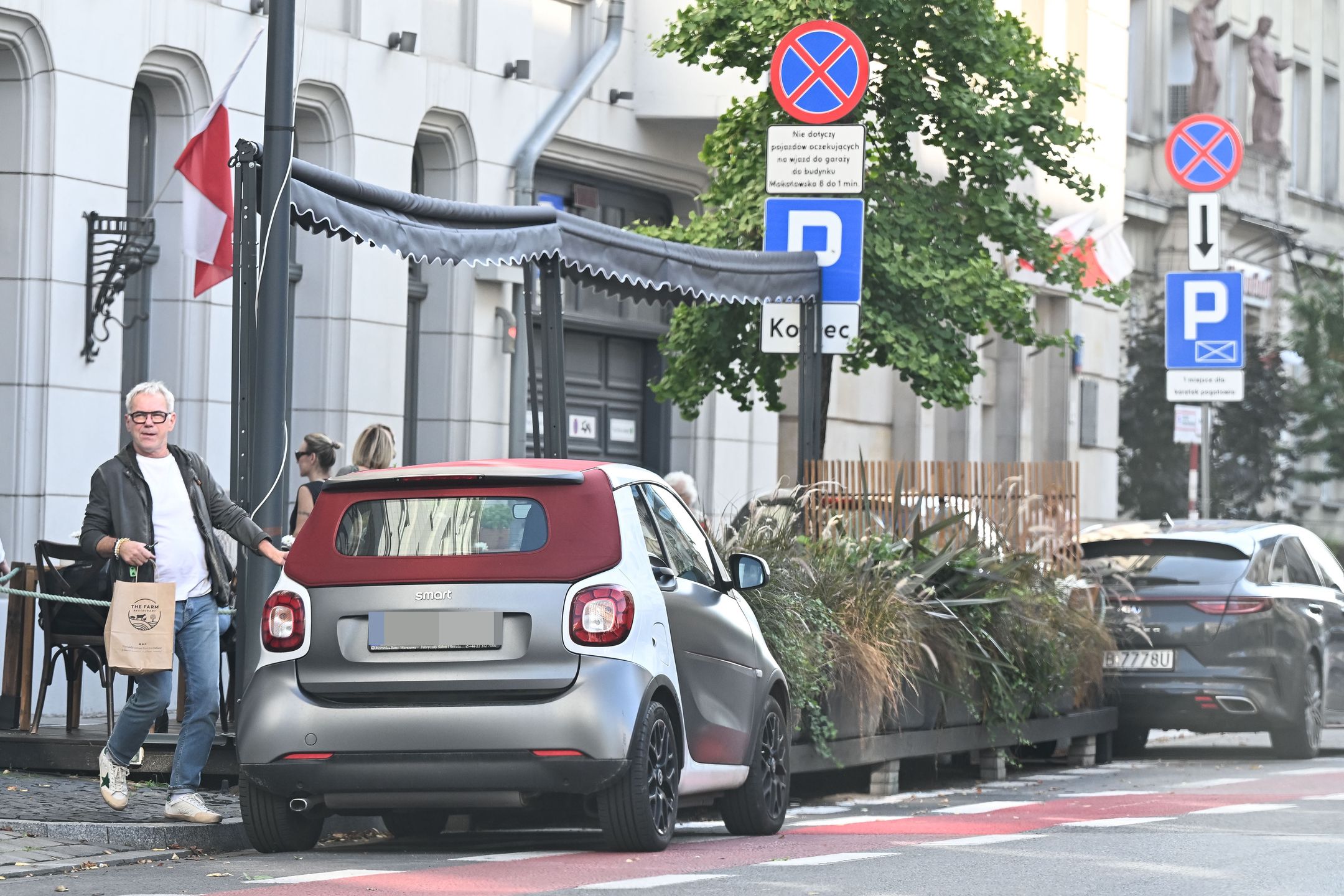 Robert Janowski parkuje na zakazie