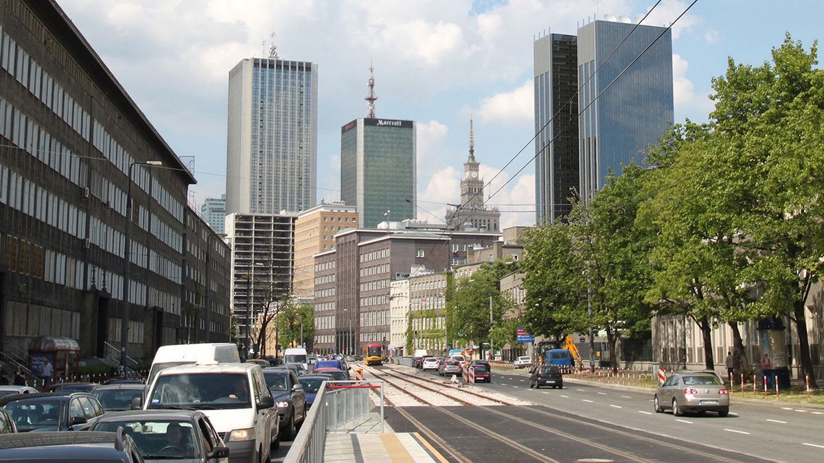 Wizualizacja przedstawiająca wieżowiec Roma Tower (po prawej, ponad drzewami)