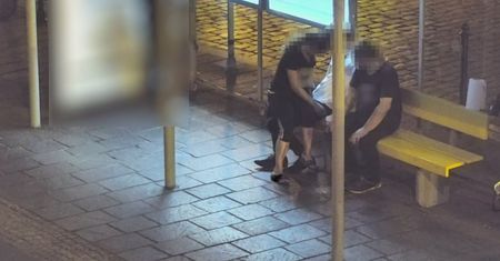 Zrobiła mu to na przystanku. Wszystko nagrał miejski monitoring