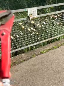 Usuwa kłódki z mostu zakochanych. Ujawnił, ile za to zarabia