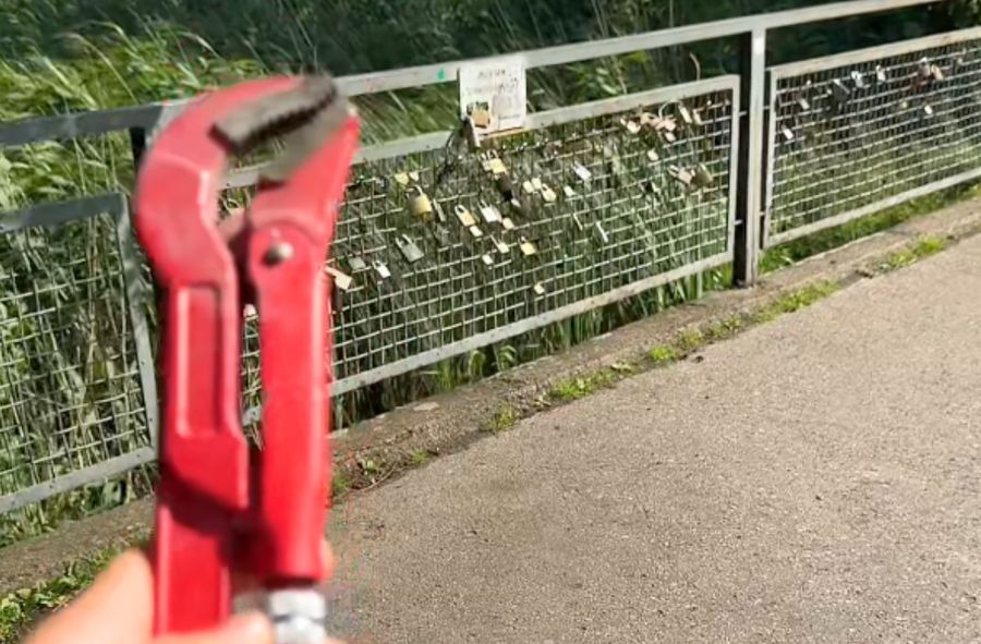 Taksówkarz sprzedaje kłódki zakochanych na złomie