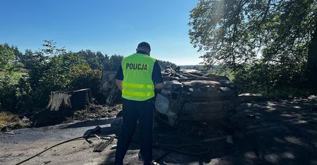 Samochód doszczętnie spłonął. Znaleziono ciała dwóch osób