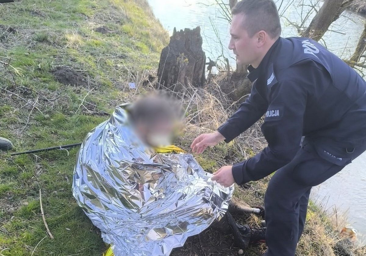 Policjanci uratowali niepełnosprawnego wędkarza, który wpadł do rzeki