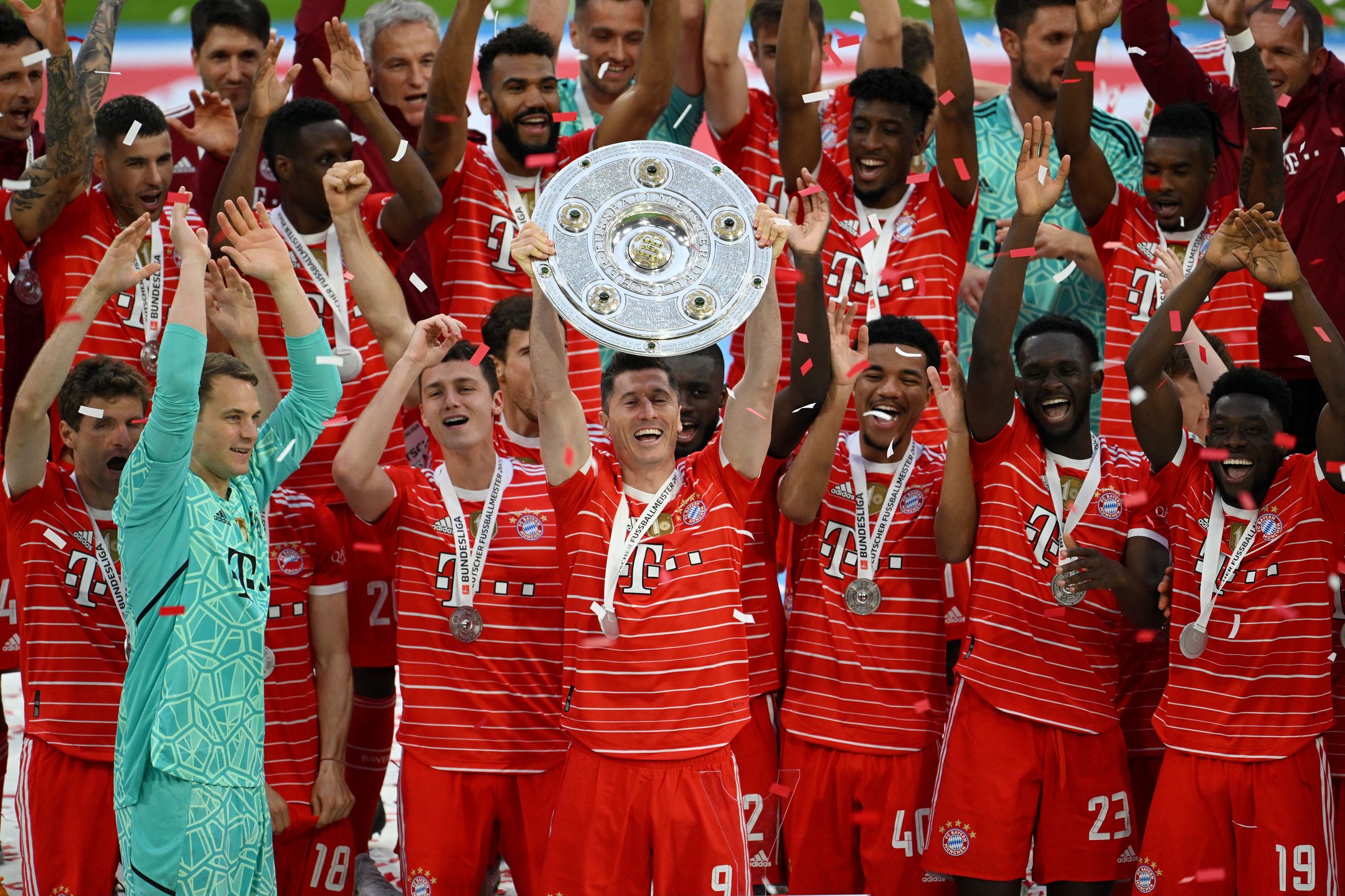 Robert Lewandowski świętuje nowy tytuł wraz z Anią i córkami. Uroczo? 