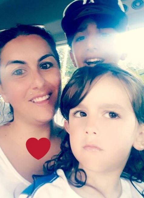 Kobieta wychowuje 13-latka i 5-latka