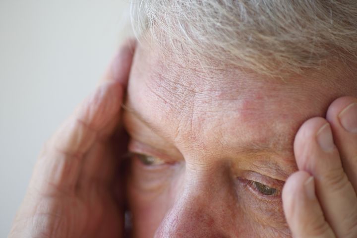 Olbrzymiokomórkowe zapalenie tętnic objawia się silnym bólem głowy.