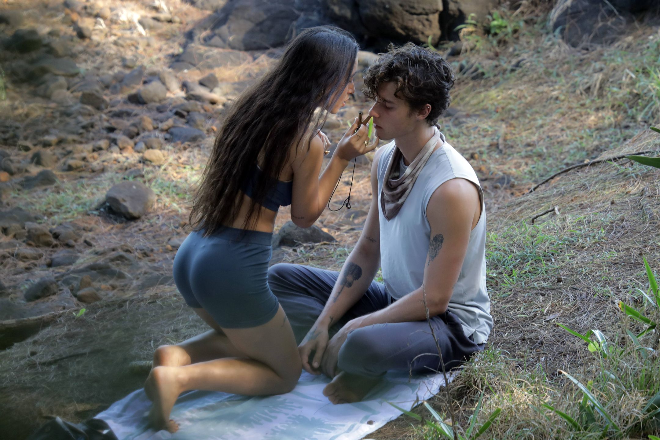 Shawn Mendes poddaje się tajemniczemu rytuałowi