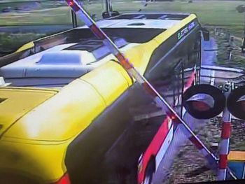 Inowrocław: kierowca miejskiego autobusu utknął na przejeździe kolejowym