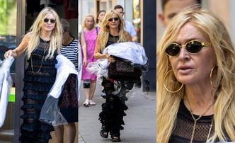 Monika Olejnik w prześwitującej sukience i w klapkach Chanel za 15 tysięcy opuszcza pralnię z naręczami czystych ciuszków